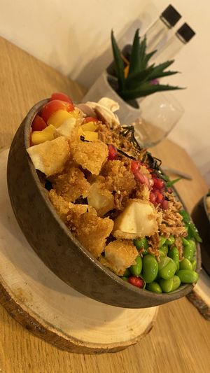 Crispy tofu, tomates cerises, grenades, champignons .  at Poké House - Louvain-La-Neuve in Louvain-la-neuve