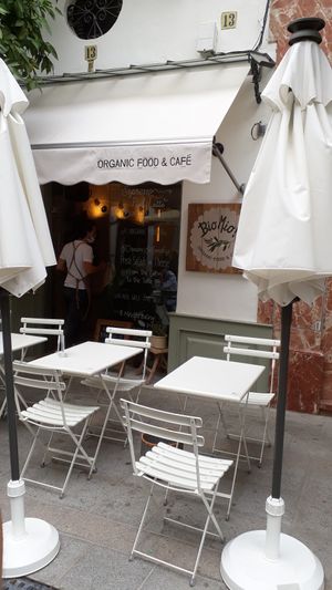 Outdoor sittings at Biomio Brunch Ecológico in Sevilla