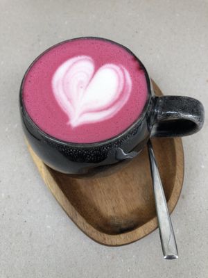 Pink latte with oat milk  at Biomio Brunch Ecológico in Sevilla