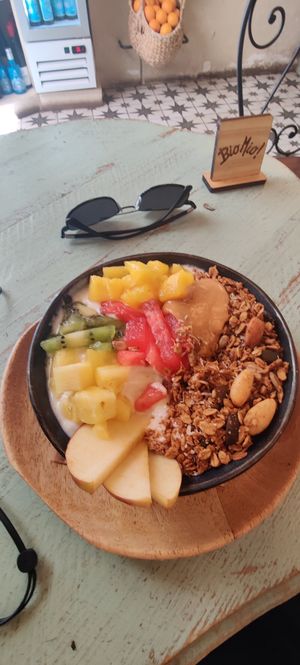Yogur con fruta de temporada, granola de avena y crema de almendras home-made. todo es perfecto, puedo que recommandarlo. ♥️♥️ at Biomio Brunch Ecológico in Sevilla