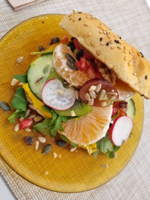 Bagel with the hummus of the week at Biomio Brunch Ecológico in Sevilla