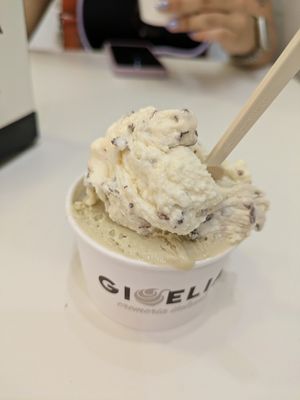 Vanilla and chocolate + pistachio at Gioelia in Sevilla