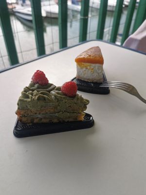 Pistachio cake, Mango-cheesecake at Tentacions in Figueres