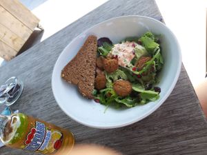Hummus & falafel salad at Brasserie Het Verlangen in Helvoirt