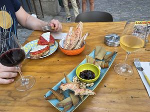 Vegane Käseplatte, Tomatenbrot und Gemüsebrot  at La Garrina Natural Wine Bar in Girona