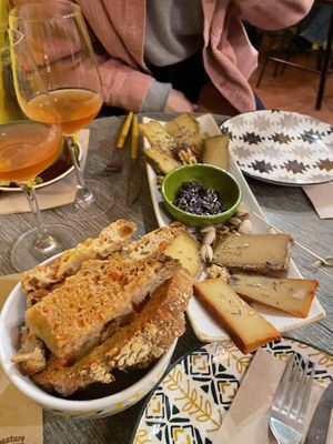 The vegan cheese board  at La Garrina Natural Wine Bar in Girona
