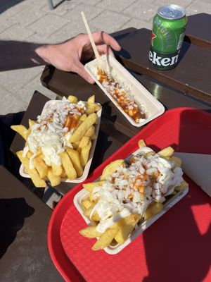 Vegan pommes spezial und frikandel spezial  at De Lekkerbek in Vrouwenpolder