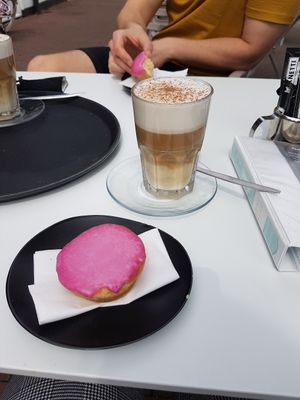 Vanille Cinnamon Latte met havermelk en een vegan roze koek at 'Ccino Caffetteria Paninoteca in Brielle