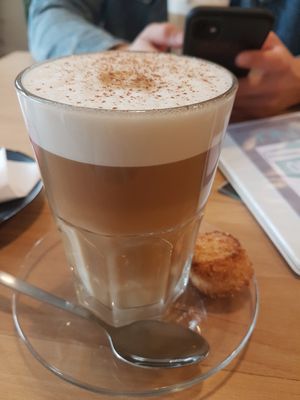 Vanille cinnamon latte met havermelk & amandel koekje at 'Ccino Caffetteria Paninoteca in Brielle