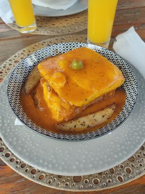 Francesinha com queijo vegan #Veganuary at Pimpinelas Coffe Shop Vegetariano in Santa Cruz Madeira