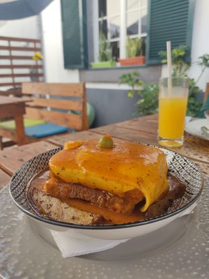 Francesinha com queijo vegan #Veganuary at Pimpinelas Coffe Shop Vegetariano in Santa Cruz Madeira