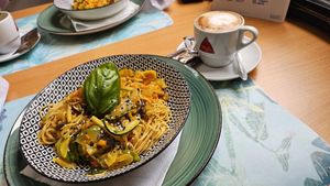 Veggie noodles at Pimpinelas Coffe Shop Vegetariano in Santa Cruz Madeira