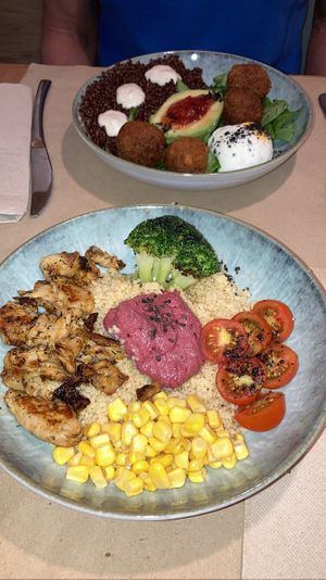 Poke falafel (végétarien) et Poke Heüra (vegan) avec du «poulet» Heüra (simili de poulet à base de soja et d’épices), houmous de betterave, maïs, tomates, brocoli et sem at Urban Coffee & Brunch in Figueres