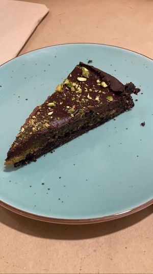 Gâteau vegan au chocolat et à la pistache   at Urban Coffee & Brunch in Figueres