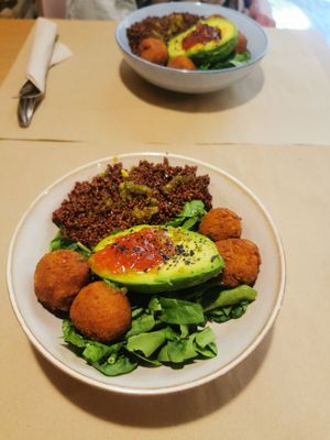 Falafel bowl without egg and yoghurt sauce at Urban Coffee & Brunch in Figueres