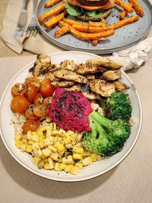 Heura poke at Urban Coffee & Brunch in Figueres