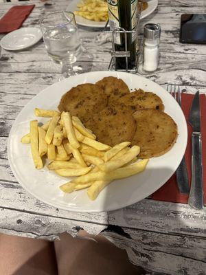 “Pork” (seitan) steaks with French fries  at Monte Lierde in Huesca