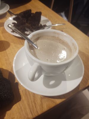 Heißschokolade mit Hafermilch + Vegane Kuche at Sattgrün - Flingern in Dusseldorf