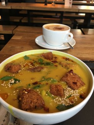 Coconut soup and Milchkaffee with Hafermilch at Sattgrün - Flingern in Dusseldorf