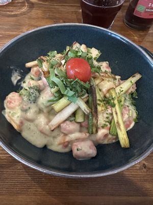Saisonkarte: Rote Beete Gnocchi mit cremiger Bärlauchsauce, frischem Gemüse und gebratenem Spargel  at Ludwig in Bad Honnef