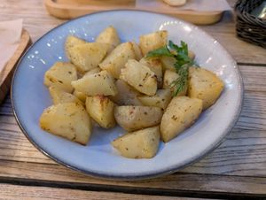 Roasted potatoes at La Placinte - Ла Плэчинте in Chisinau