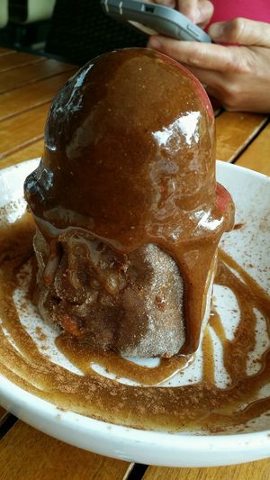 cinamon bun and ice cream at Christopher's Kitchen in Palm Beach Gardens