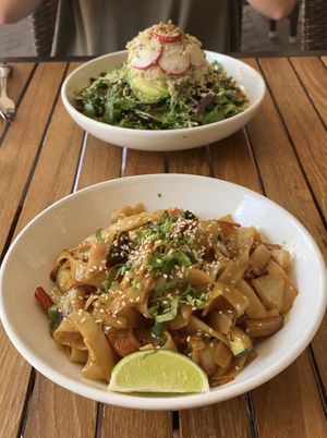 Christopher’s Kitchen is my go-to lunch spot with my best friend. Always a good time! Here is the pad thai and the super food salad with a scoop of toona 😋 at Christopher's Kitchen in Palm Beach Gardens