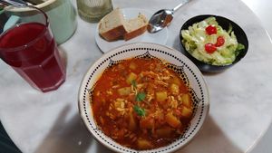 Gulasch mit Salat und Eistee at Vegan Wirtin in Wels