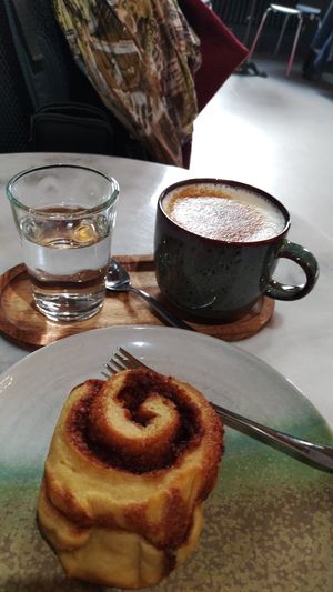 Zimtschnecke mit Vegan Wirtin Latte/
Cinamon roll and Vegan Wirtin Latte at Vegan Wirtin in Wels