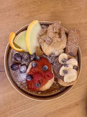 Dreierlei Pancakes mit Fruchtpüree, Lotuscreme und Schokocreme  at Cafebar Colomba in Amberg