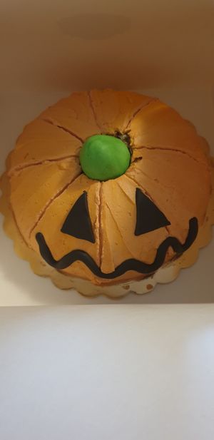 Vegan halloween cake at DolcemenTE' Pasticceria in Pavia