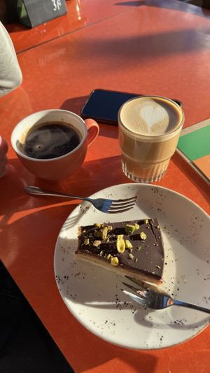 Vegan stickertaart + koffieverkeerd met havermelk  at Wadapartja Westerhaven in Groningen