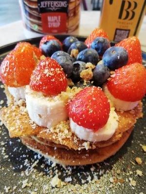 Blueberry Pancakes with maple syrup at Blue Bananas in Groningen