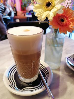 Latte macchiato, decaf, oatmilk at Blue Bananas in Groningen