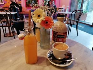 Fresh orange juice and coffee at Blue Bananas in Groningen