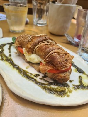 Croissant with vegan cheese, tomato and pesto at La Papa in Barcelona