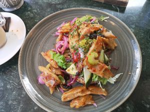Bread with spicy vegan 'chicken' at De Balije Tuin in Nootdorp