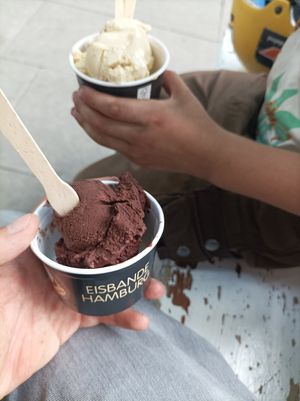 Weiße Schokolade und Mousse o chocolate at Die Eisbande in Hamburg
