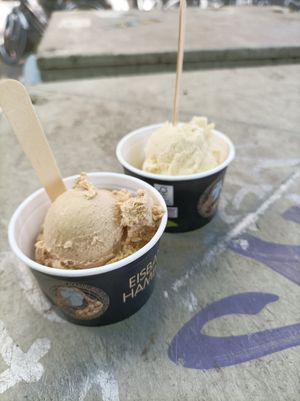Haselnuss und weiße Schokolade at Die Eisbande in Hamburg
