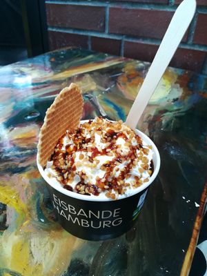 Krokant Becher at Die Eisbande in Hamburg