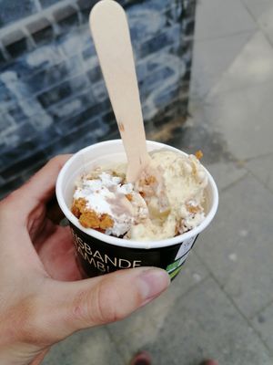 Veganes Lotus Biscoff Eis at Die Eisbande in Hamburg
