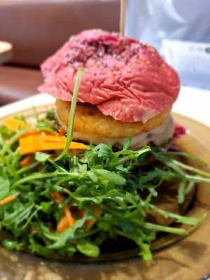 Hamburguesa de lentejas, hashbrown, queso, cebolla caramelizada. Acompañaba rúcula con loncha de calabaza. 14,50€ (precio elevado para lo que era). El pan estaba un poquito sec at Food Sentimentale in Bayonne