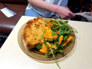 Quiché de calabaza y queso vegano, acompañado de ensalada de rucula con lonchas de calabaza. 10€, excesivo para lo que era. La masa estaba un poco cruda. at Food Sentimentale in Bayonne