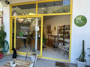 Front door at Lifeboxtr in Kas