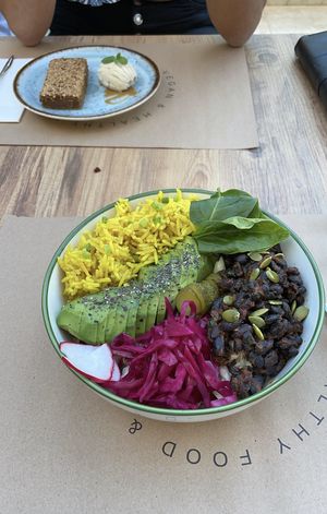 Veggie bowl and dessert at Lifeboxtr in Kas