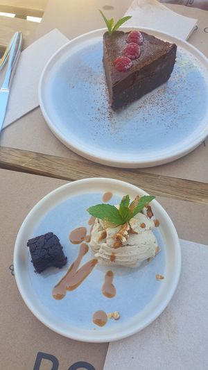 Ice cream and the blackberry cake (super tasty!) at Lifeboxtr in Kas