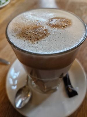 Latte mit Hafermilch at Zum Kapellchen in Wiesbaden