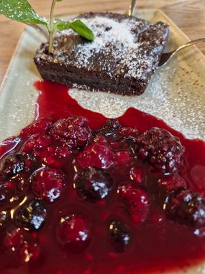 Veganer Brownie mit Früchten at Zum Kapellchen in Wiesbaden