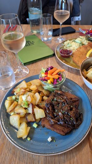 Veganer Fleischkäse mit Bratkartoffeln at Zum Kapellchen in Wiesbaden