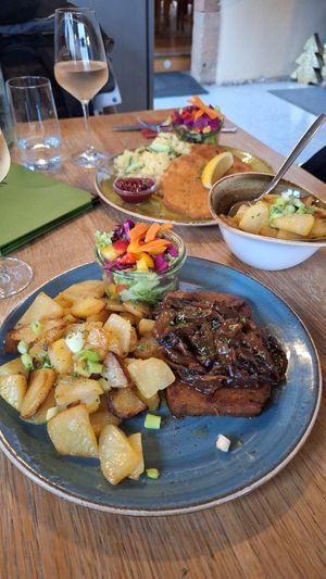 Hintergrund: Sellerie Schnitzel mit Kartoffeln at Zum Kapellchen in Wiesbaden